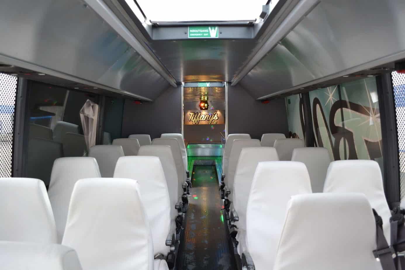 Illustrasjon russebuss innside