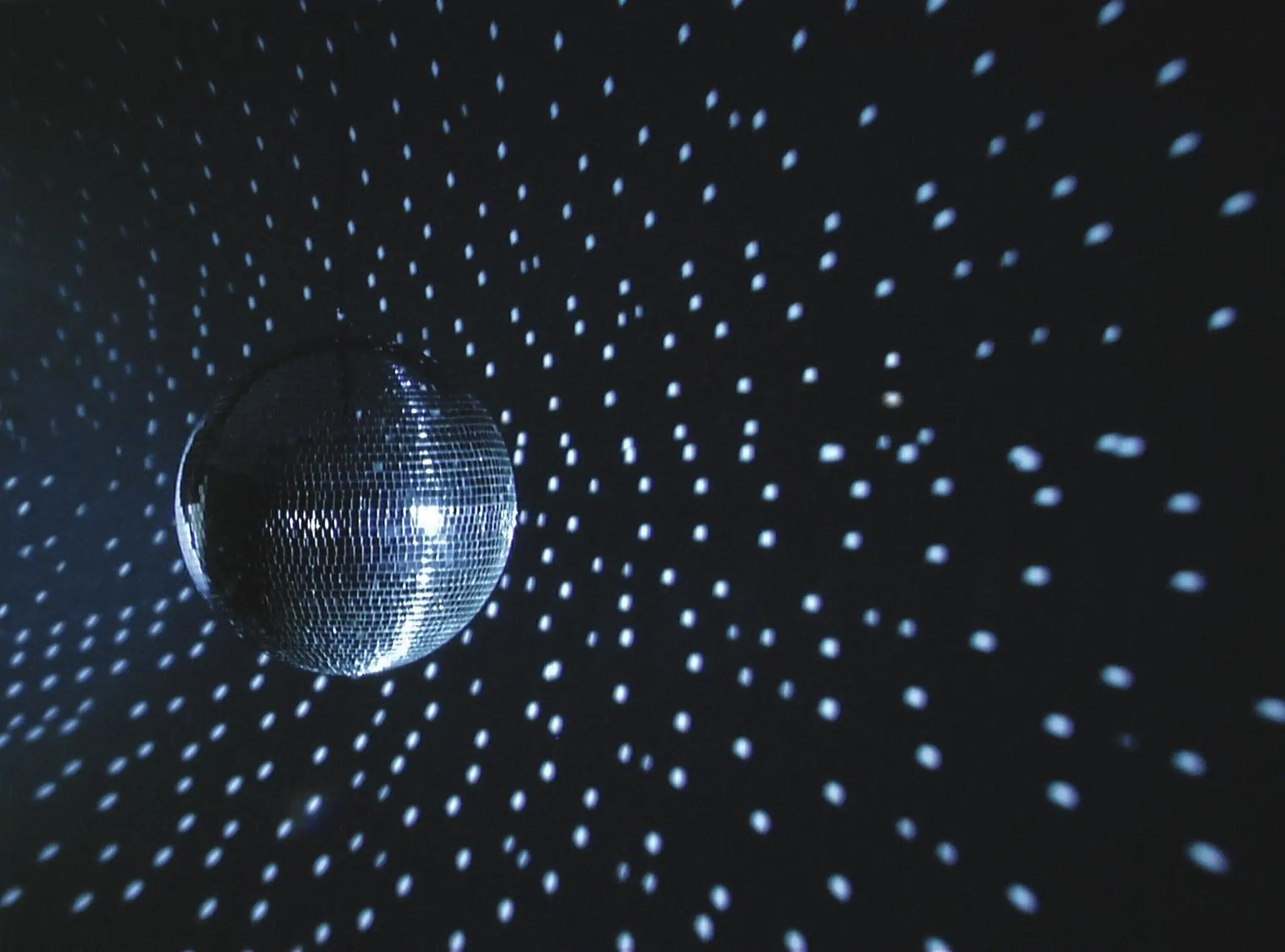 Discokule med refleksjon av lysstråler på vegg